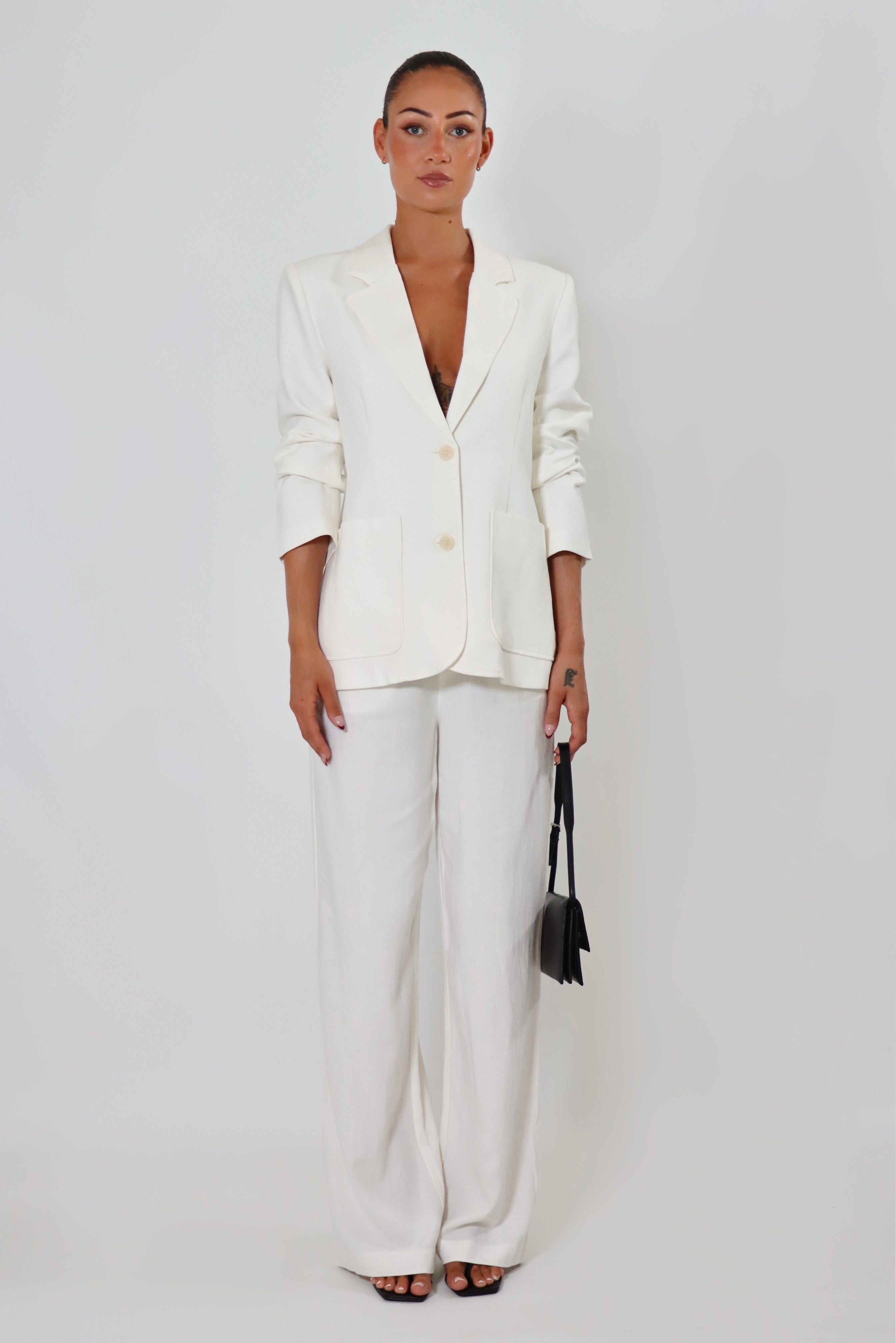 April Seven white linen suit – tailored blazer and pants in breathable linen for an elegant, effortless look.