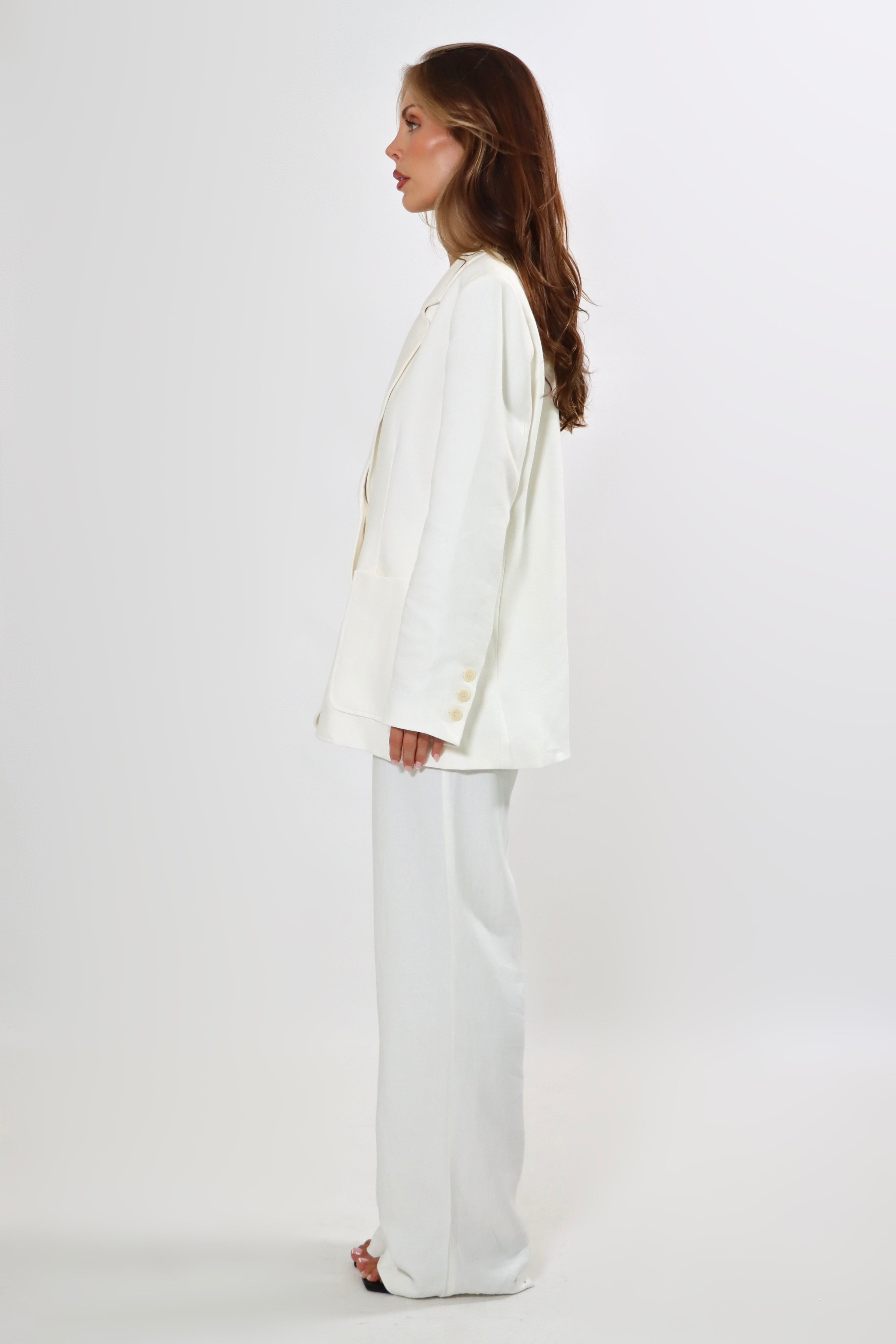 April Seven white linen suit – tailored blazer and pants in breathable linen for an elegant, effortless look.