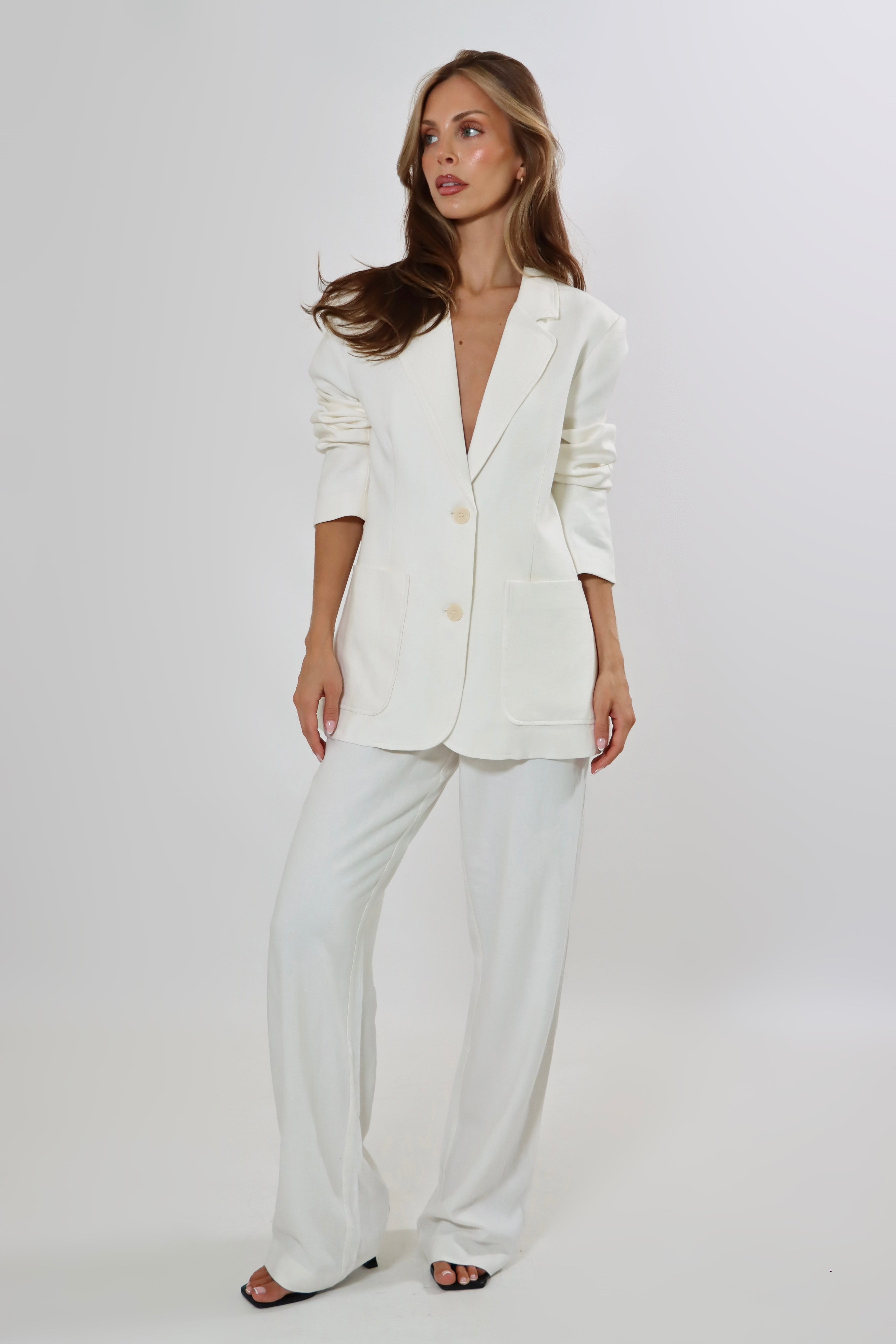 April Seven white linen suit – tailored blazer and pants in breathable linen for an elegant, effortless look.